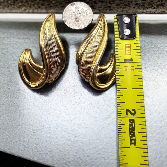 Pierced Earrings Vintage Avon Textured Brushed Gold Tone Retro Fashion Signed - Picture 6 of 8